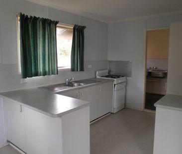 3 BEDROOM HOME - CLOSE TO SCHOOLS, SHOPS AND PUBLIC TRANSPORT - Photo 2