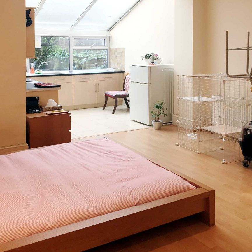 Price £1,250 pcm - Available 10/01/2026 - Furnished - Photo 1