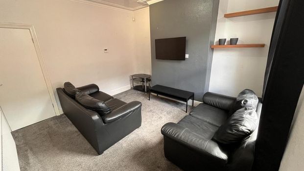 1 bedroom in a house share to rent - Photo 1
