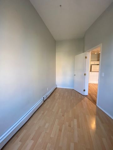 Spacious 1 Bedroom + Den in the Beltline – Available Immediately - Photo 3