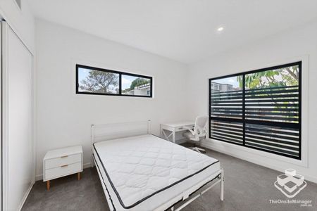 Furnished Luxury Brand New Living | Walk to UQ | Modern Ensuite with AC - Photo 3