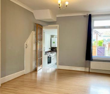 2 bedroom end of terrace house to rent - Photo 5