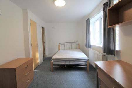 1 bedroom in a house share to rent - Photo 2