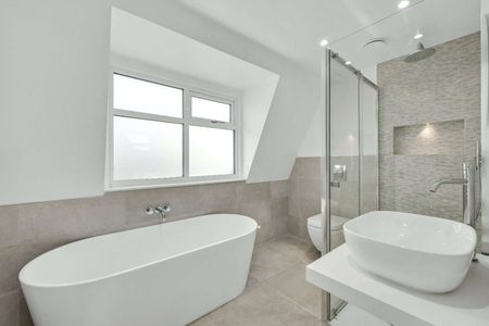 Brand new townhouse situated within a third of a mile of Hampton Court Station and Bridge Road with it's array of cafes, restaurants and shops. - Photo 4