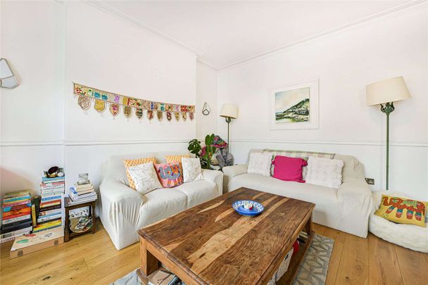 A well presented three bedroom apartment close to Battersea Park. - Photo 1