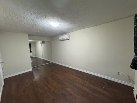 For Lease - 24 Grand river Court, Brampton, Ontario - Photo 2