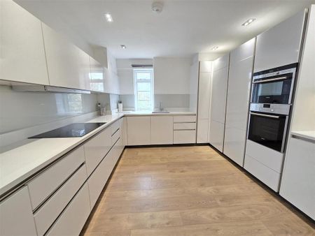 4 bedroom flat to rent - Photo 2
