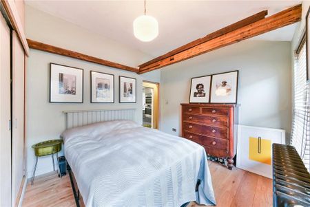 1 bedroom mews to rent - Photo 2