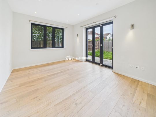 Albert Road, NW7 4RX, London - Photo 1