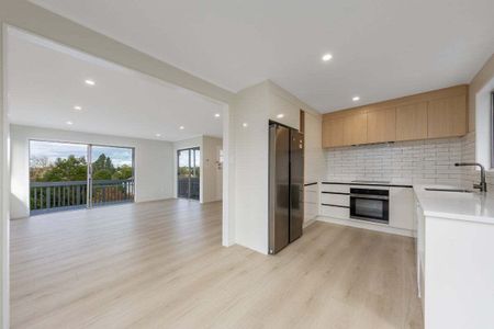 4 Bedrooms on Sunline Ave - Photo 2