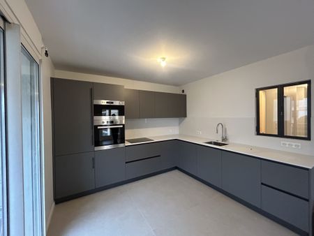 Location Appartement 4 pièces 77m² NICE 06200 - Photo 4