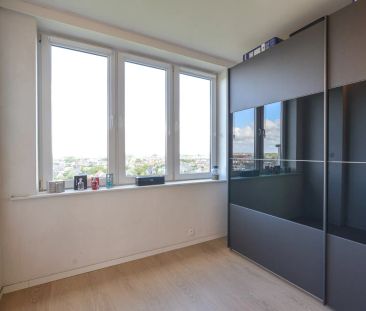 Gerenoveerd appartement met adembenemend uitzicht over de zee, de duinen en stad Oostende - Photo 3