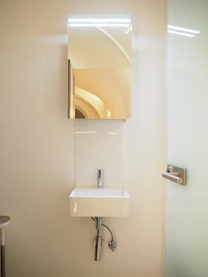 Wohnatelier in Ottensheim Zentrum, direkt an der Donaupromenade! 82 m² WNFL, Küche inkl. Geräte möbliert! Inkl. Terrasse vorm Haus! - Photo 1