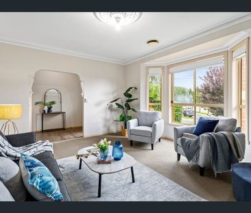Stylish Single-Level Living with Street Frontage, Private Driveway & Superb Outdoor Space - Photo 4