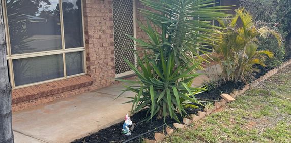 Huge property in quiet street. - Photo 2