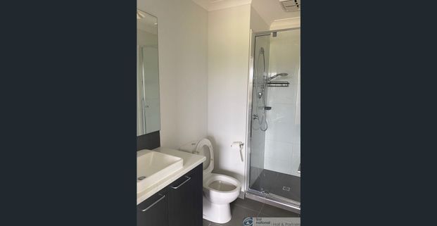 Beautiful four bedroom unit house ! - Photo 1