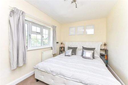 4 bedroom semi-detached house to rent - Photo 4