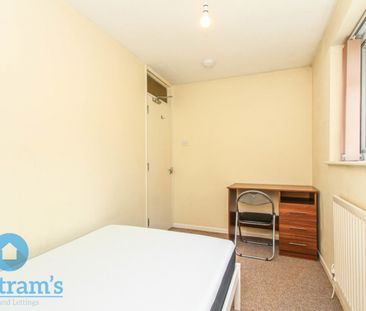 References Pending - 4 bed Mid Terraced House - Photo 6