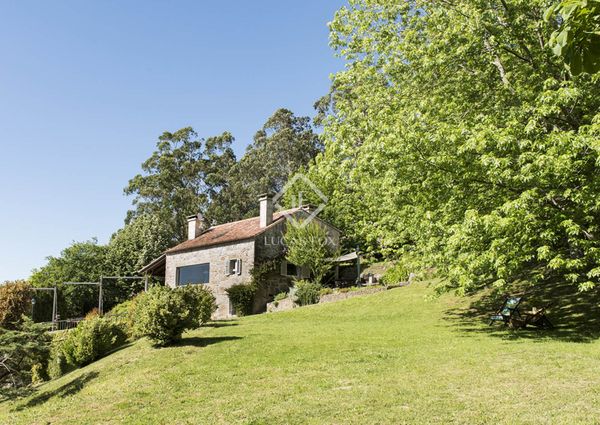 Outstanding country house with privacy, lovely views for long term let located in the Nigran, Pontevedra