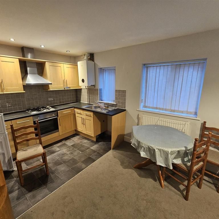 2 bedroom flat to rent - Photo 1