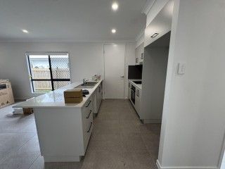 Brand New 4 Bedroom Family Home – ready to move into - Photo 2