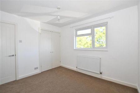 3 bedroom end of terrace house to rent - Photo 3