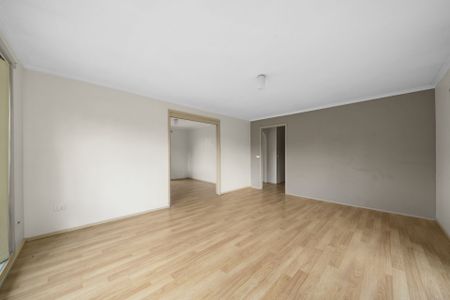 Spacious Family Home - Photo 2