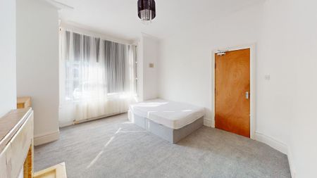 1 bedroom in a house share to rent - Photo 3