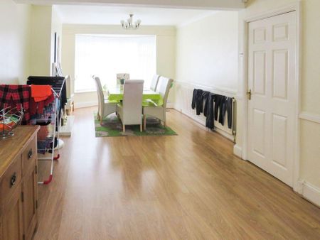 4 bedroom detached house to rent - Photo 3