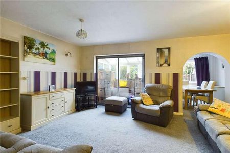 Woburn Avenue, Farnborough, Hampshire, GU14 - Photo 4