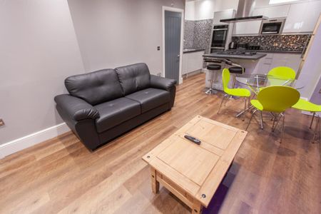 5 bedroom semi-detached house to rent - Photo 2