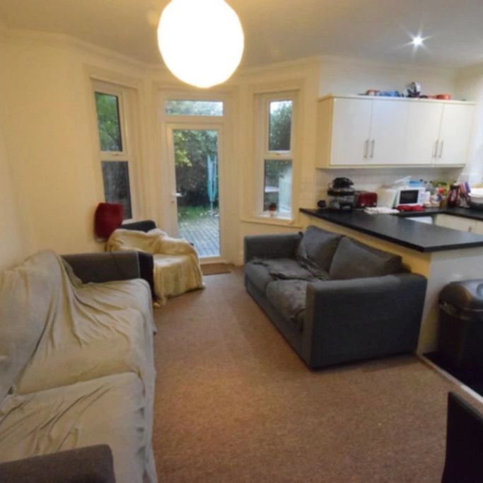 To Rent Fortescue Road, Charminster, Bournemouth, BH3 £2,550 pcm Tenancy Info - Photo 1