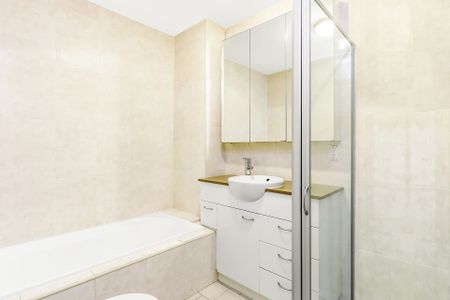 Sophisticated and Stylish Two Bedroom Apartment - Photo 4