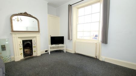 Basement Flat, 32 Montpellier Villas, CHELTENHAM GL502XF - Photo 5