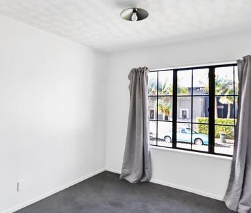 Spacious 3 Bedroom Home! - Photo 2