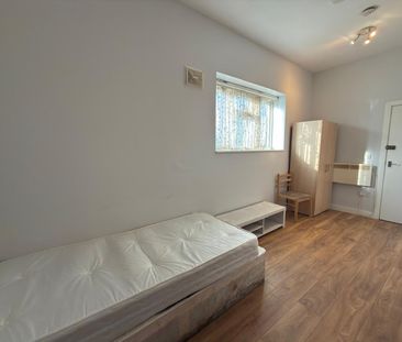 Studio Flat, High Road, IG1 - Photo 1