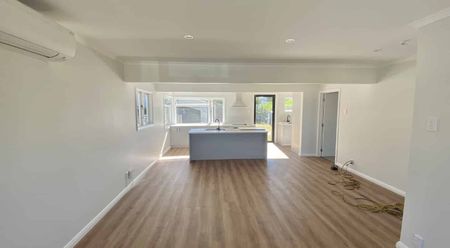 Sunny Family Home in Popular Location - Photo 2