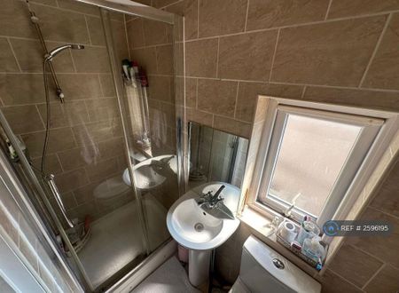 1 bedroom in a house share to rent - Photo 5