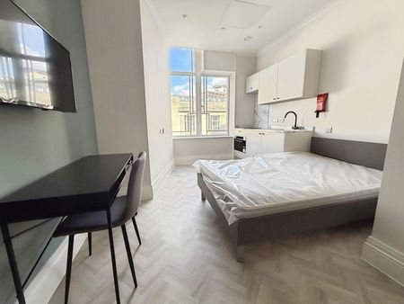 New build luxury apartment with bills included situated by the beach - Photo 4