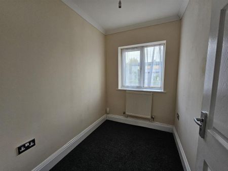 4 bedroom semi-detached house to rent - Photo 4