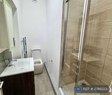 4 bedroom semi-detached house to rent - Photo 6