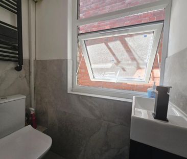 1 bedroom in a flat share to rent - Photo 4