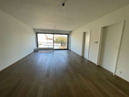 Ruim en lichtrijk 2-slaapkamerappartement met terras in Mortsel! - Photo 2