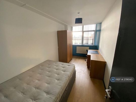 1 bedroom in a flat share to rent - Photo 1