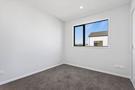 Near New 5 bedroom home! - Photo 4