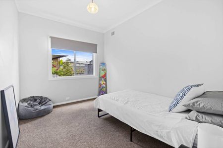 Spacious 3-Bedroom Home with Double Garage & Generous Yard - Photo 4