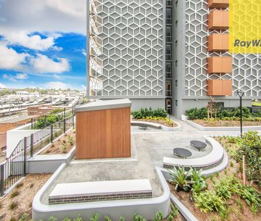 Ultra Modern Apartment Within Minutes to Granville Station - Photo 5