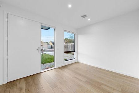 Brand New Townhouse- 4 Bedrooms 4 Ensuites - Photo 4