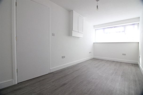 Redford Close, Feltham - Photo 1