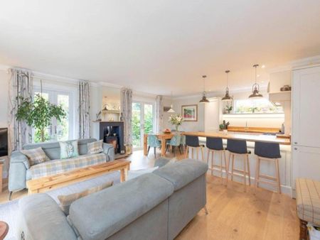 3 bedroom detached house to rent - Photo 2